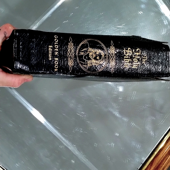 The Holy Bible Golden Book Edition - Picture 2 of 6